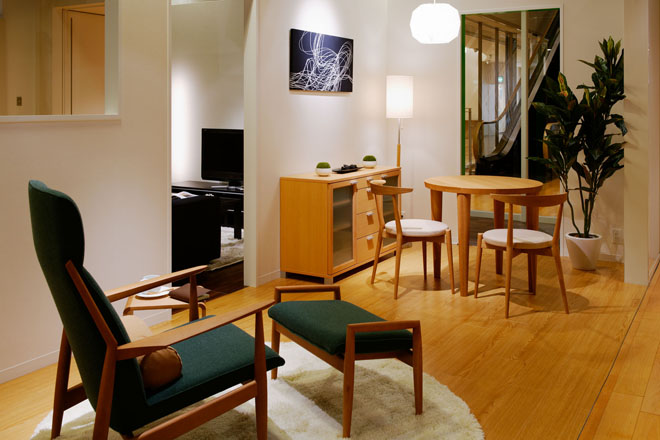木製でシンプルな家具を選ぶ
