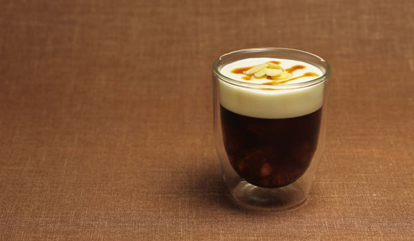 ふわふわのクリームと、キリリとした冷たさが集中力スイッチを入れてくれる　ウインナーコーヒー
