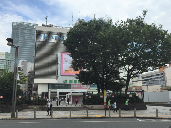 JR新宿駅東口の正面（スタジオアルタ付近）に出たところ