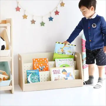 子どもが自分で選べる！低い絵本ラックで自立をサポート | レンタルできる家具